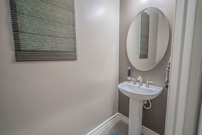 Building Photo - Beautiful 5-Bedroom Home with Outdoor Entertainer's Area in Valencia!