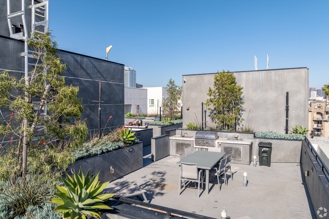Building Photo - 846-848 S Mariposa Ave