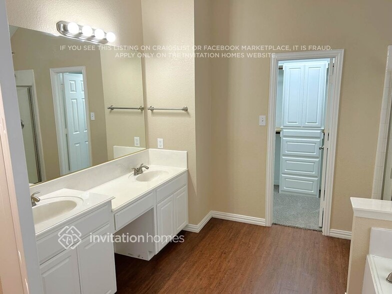 Building Photo - 7997 Greenvalley Ln