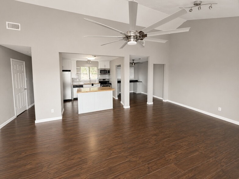 Building Photo - 746 Haven Ln