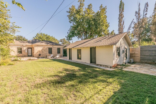 Building Photo - CHARMING and UPDATED 3/2 in The Cultural District