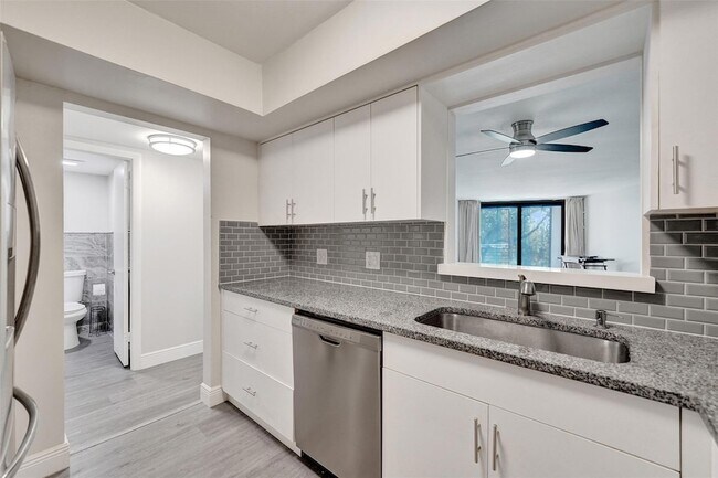 Building Photo - 3800 N Hills Dr