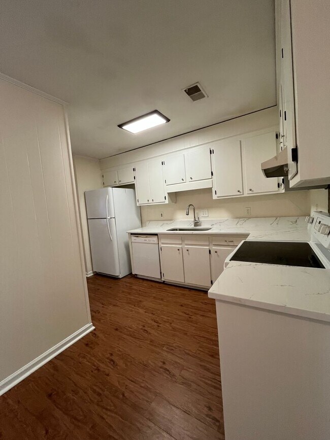 Building Photo - Lovely Ladson Brick Ranch!