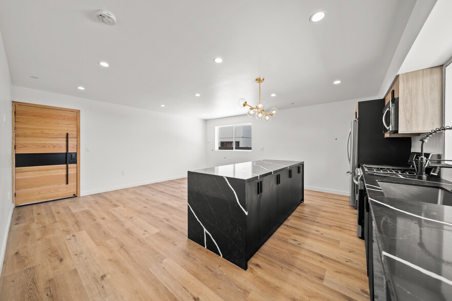 Building Photo - 6053 Craner Ave