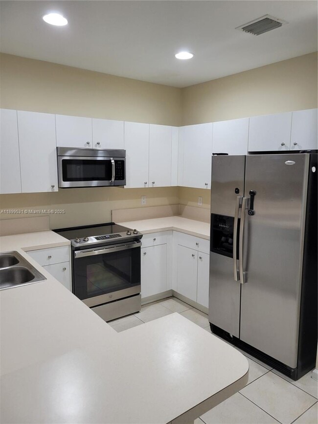 Building Photo - 2707 SW 82nd Ave