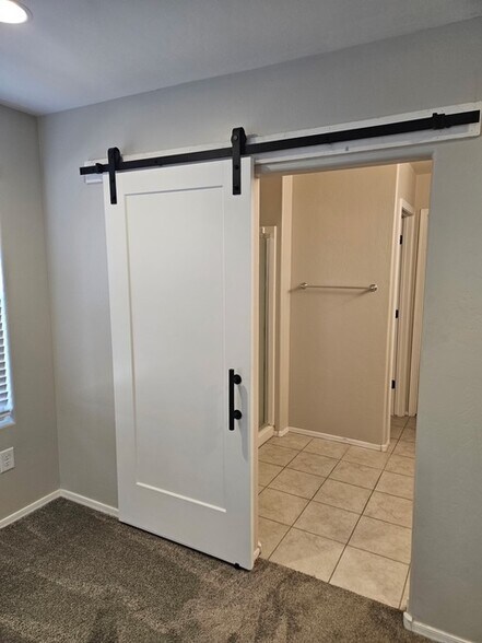 Building Photo - 646 W Calle Espadero