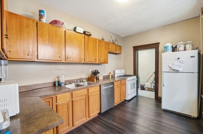 Building Photo - 5 Bedroom Clifton House Available Next to UC Campus