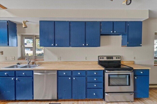 Building Photo - 6200 Pine Hollow Dr
