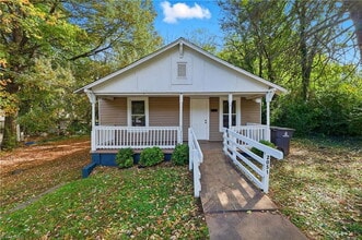 Building Photo - 2051 Bloomfield Dr