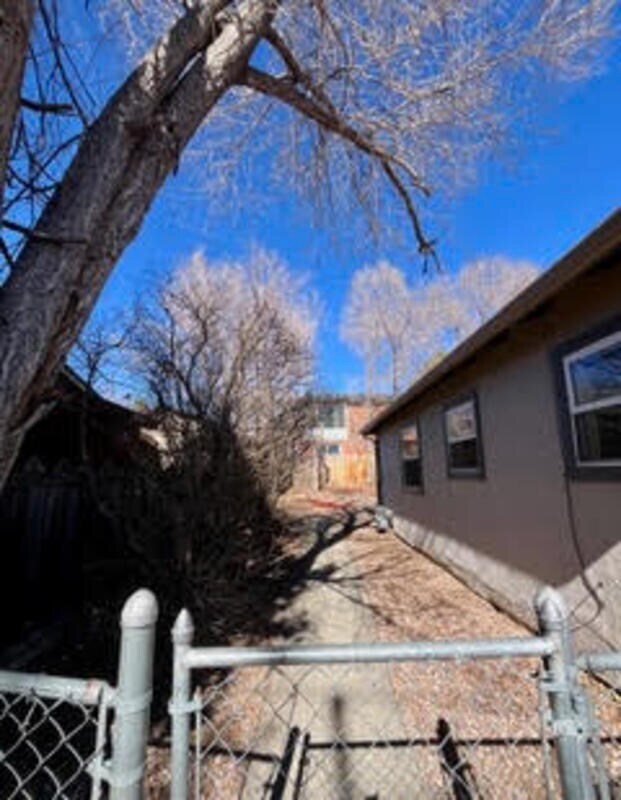 Building Photo - 604 W Brookside St