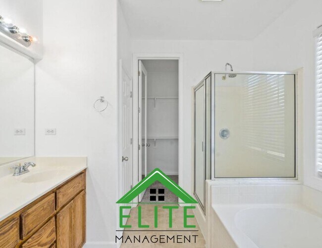 Building Photo - **Spacious 4-Bedroom, 2.5-Bath Home with L...