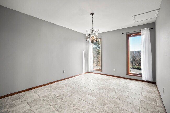 Building Photo - 1020 Walsen Rd