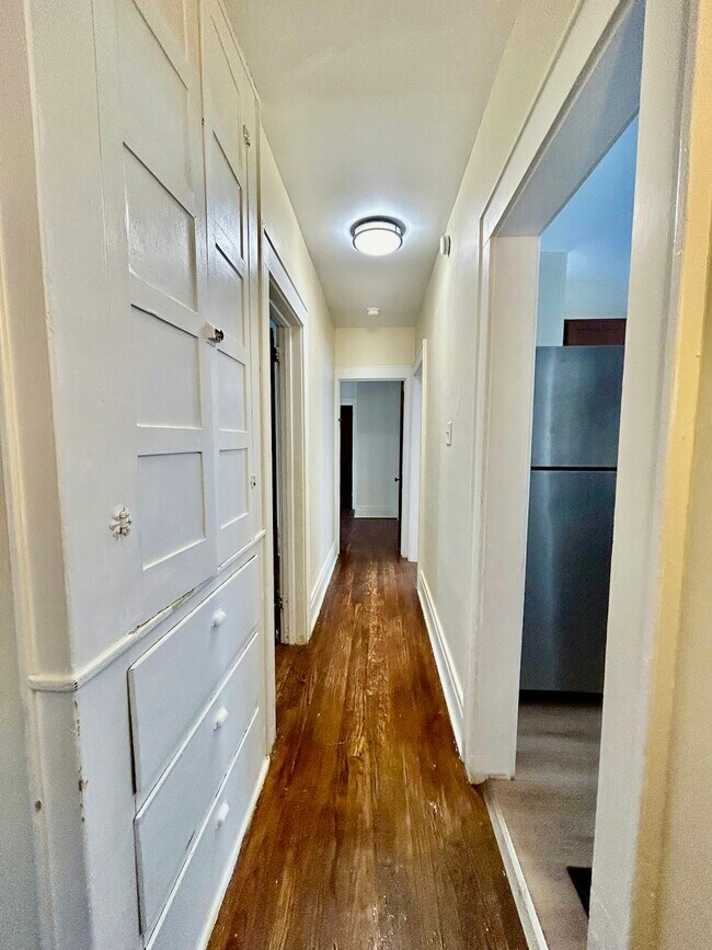 Building Photo - 810 Seeley Rd