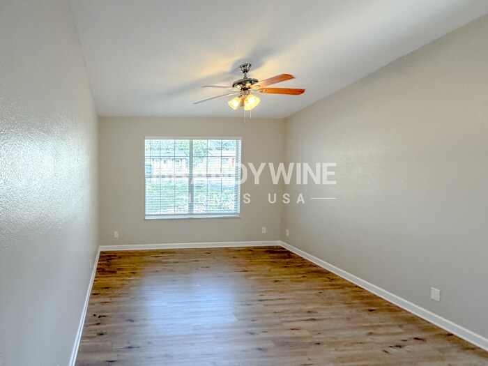 Building Photo - 132 E 8th St