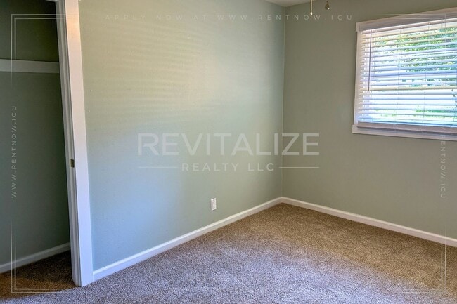 Building Photo - Fully Remodeled 3-Bed Home with Spacious Y...