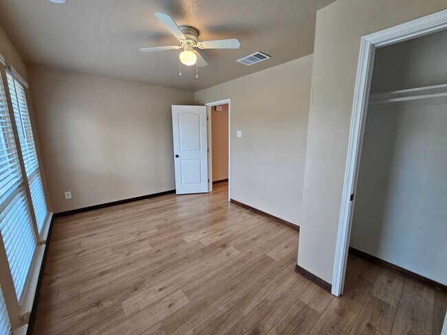 Building Photo - Spacious & Inviting 6-Bedroom Cedar Hill Home – Perfect for Your Next Move