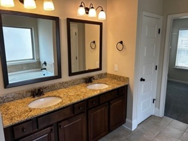 Building Photo - Spacious 5BR/4BA Home in Desirable Lexington Neighborhood – Bright Layout, Great Storage & Prime ...