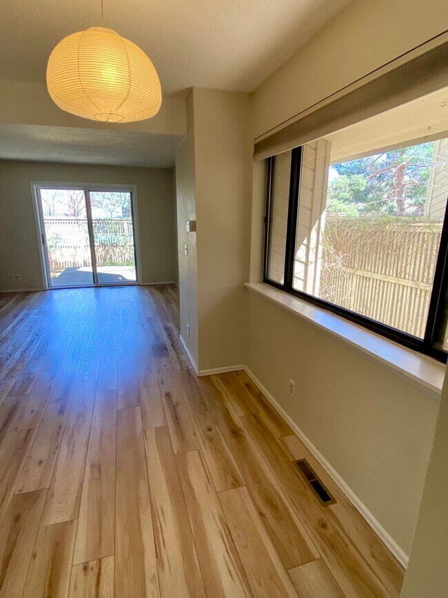 Building Photo - Sunlit and Stylish 3 Bedroom Townhouse by Wonderland Lake