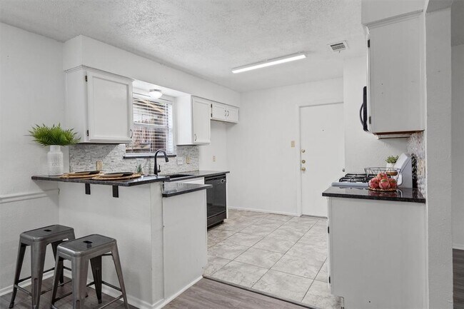 Building Photo - 701 Riverwood Dr