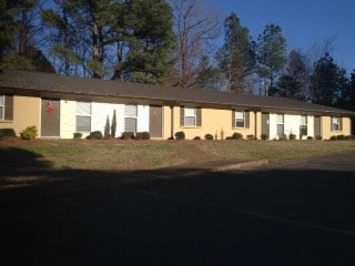 2bd/1ba 1ppl $795/2pple $950 - 2400 Anderson Rd