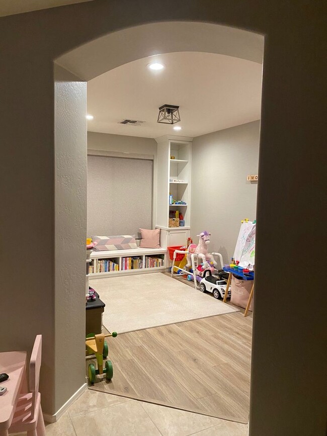 Building Photo - Upgraded and Spacious 5 Bed/3 Bath in Nort...