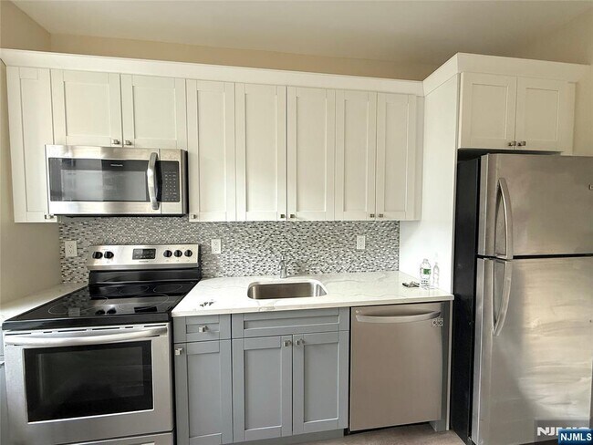 Building Photo - 242 Westminster Pl