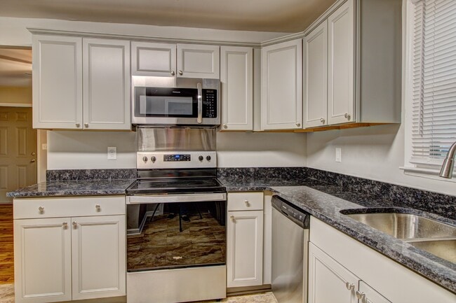 Building Photo - 210 Scarlett Ln