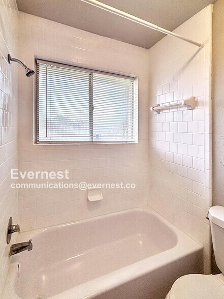 Building Photo - 2038 Woodland Hills Dr