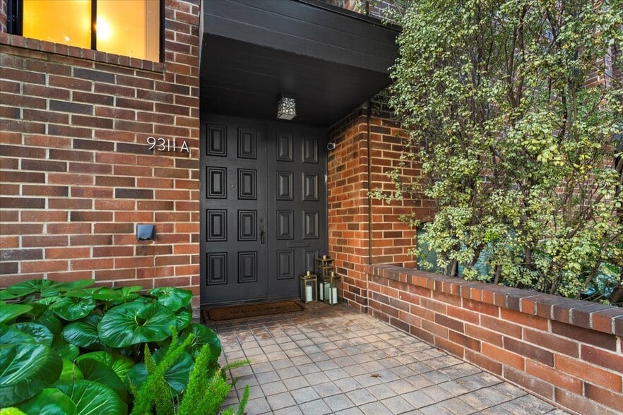 Building Photo - 9311 Burton Way