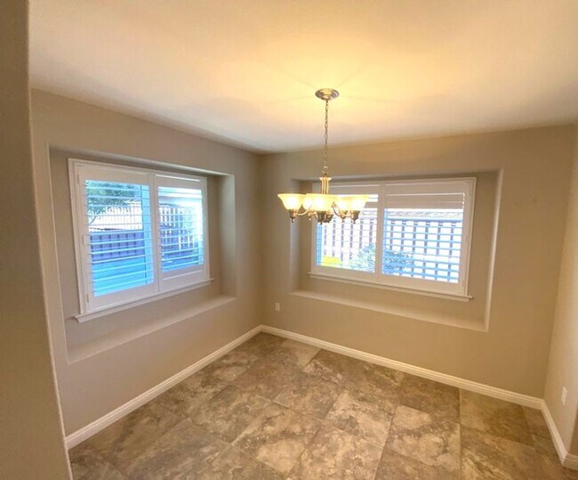 Building Photo - Foxenwood Garden Villa home 2 bedroom + a office