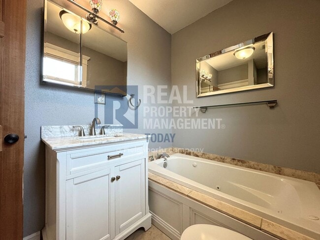 Building Photo - Charming Historic 3 Bedroom!