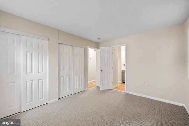 Building Photo - 908 Country Terrace