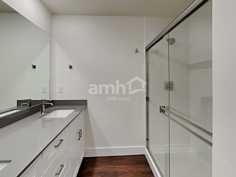 Building Photo - 1097 Moorside Ave