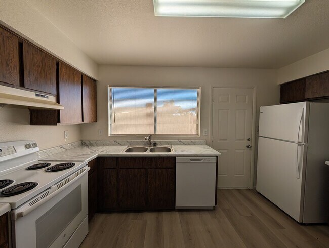 Building Photo - 3 Bed 2 Bath Home