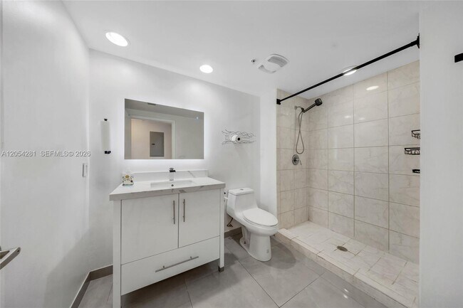 Building Photo - 2775 NE 187th St