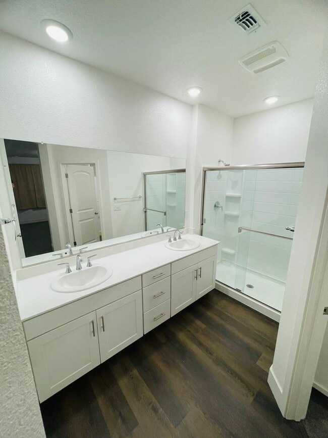 Building Photo - 5301 E Commerce Way