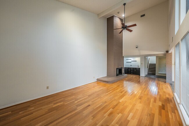 Building Photo - Amazing Townhome