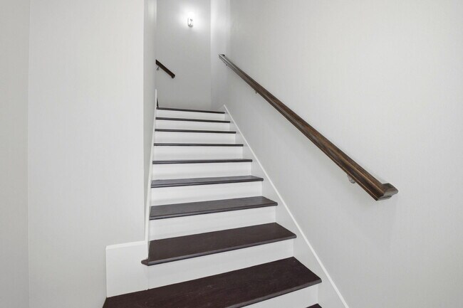 Building Photo - 26 E Pine Lands Lp
