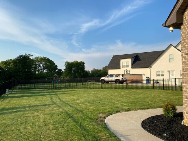 Building Photo - Stunning 4 bedroom, 3 bath Murfreesboro ho...