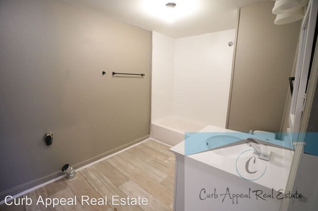 Building Photo - 2 br, 1 bath House - 820 Warren