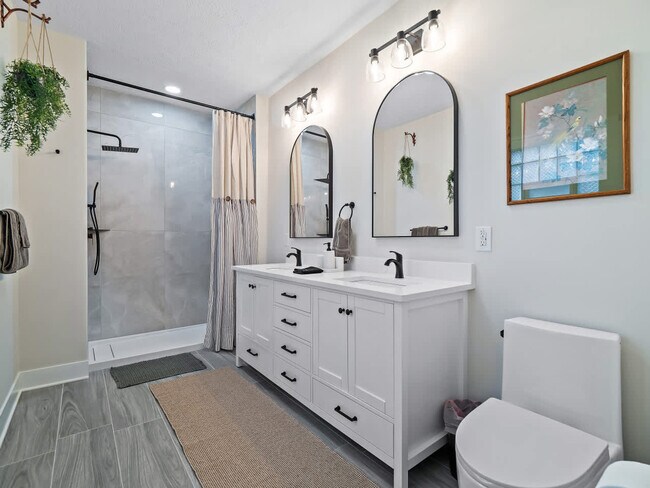 Building Photo - 18031 Larchwood Ave