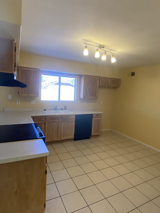 Building Photo - 3514 E Diamond Ave