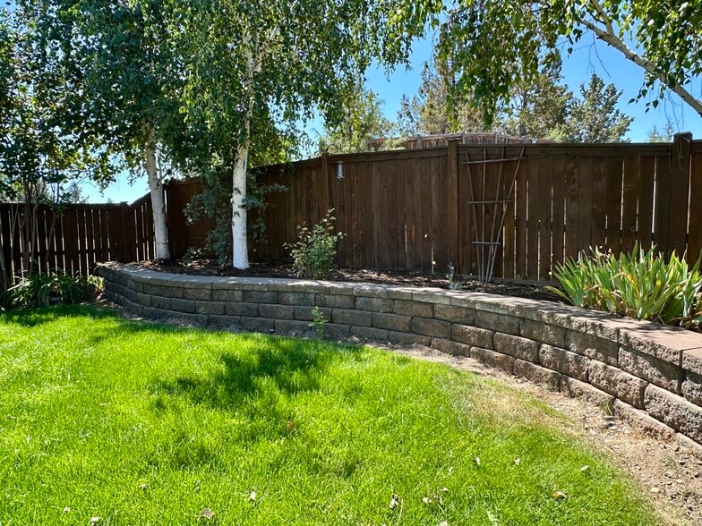 Building Photo - 63713 Hunters Cir