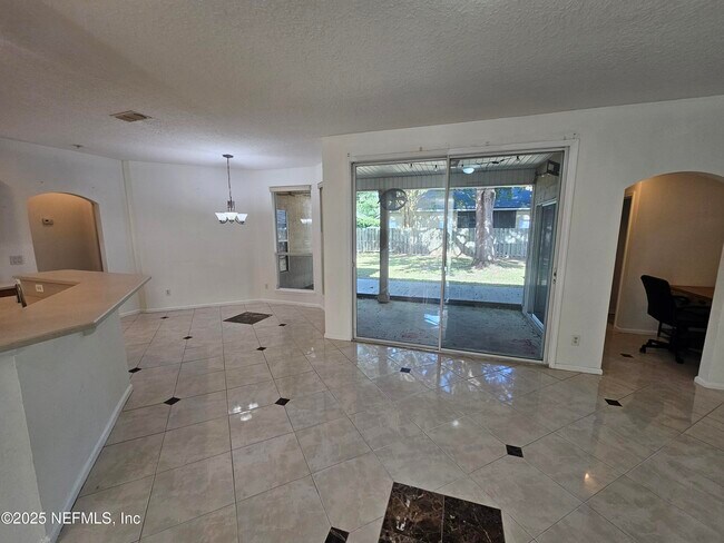 Building Photo - 1708 Dartmoor Ln