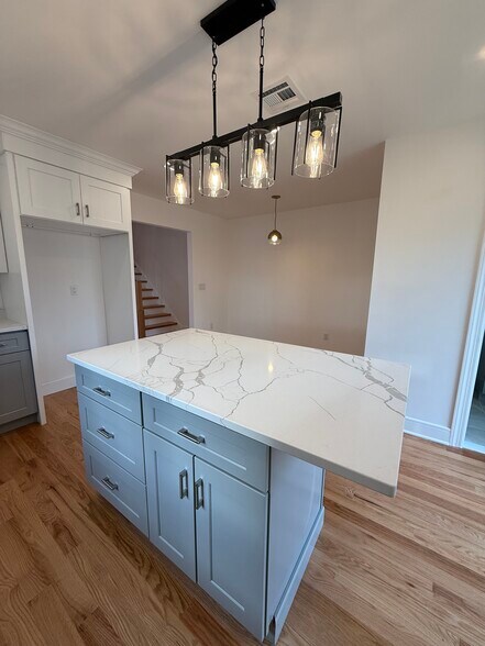 Building Photo - 370 Semel Ave