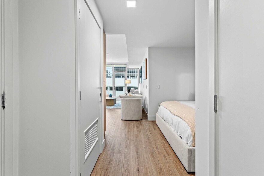 Building Photo - 1049 Seventh Avenue-SI FL7-ID1228264P