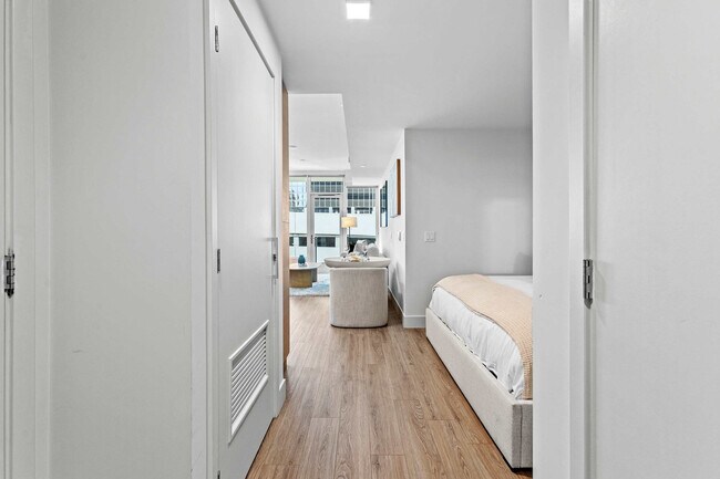 Building Photo - 1049 Seventh Avenue-SI FL7-ID1228264P