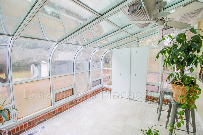 Building Photo - 1709 Mulmar St