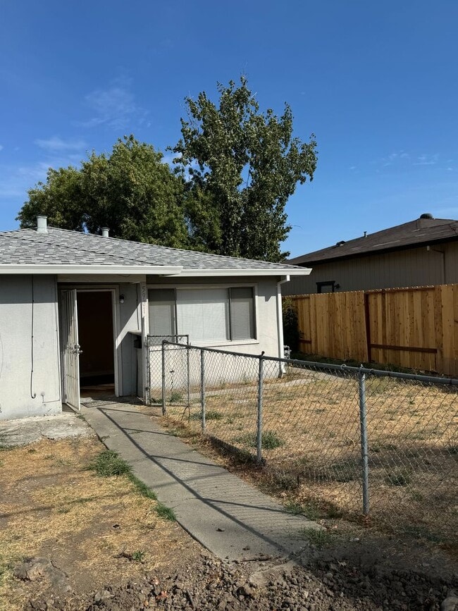 Building Photo - Cute 2 Bedroom