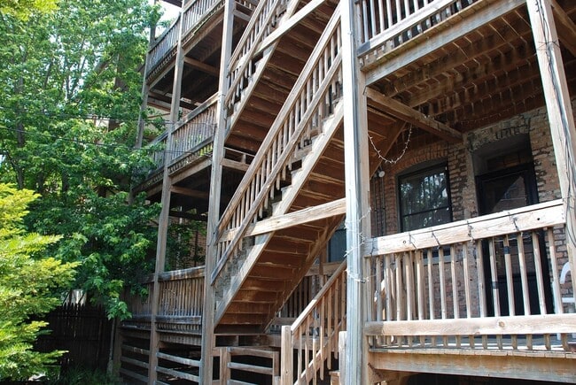 Building Photo - 833 W Wellington Ave